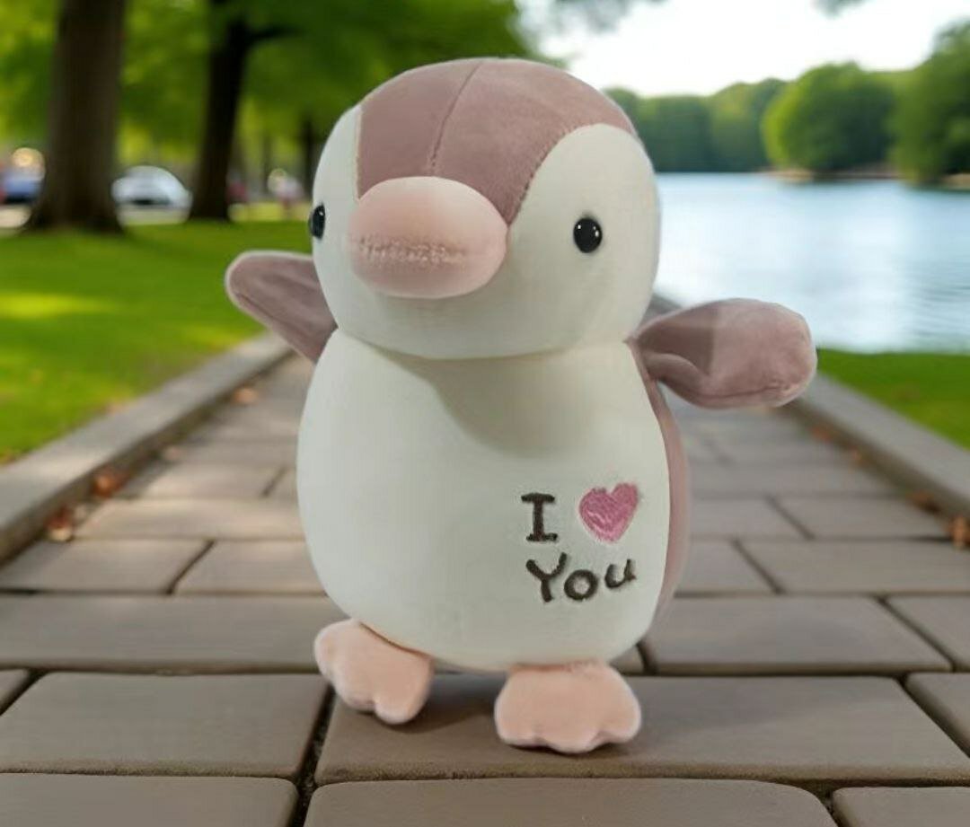 Пингвин — плюшевая игрушка 30 см с надписью “I ❤ You”. Доступен в голубом, розовом или чёрном цвете.