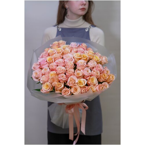 Букет цветов из 55 кремовых роз в упаковке 50см