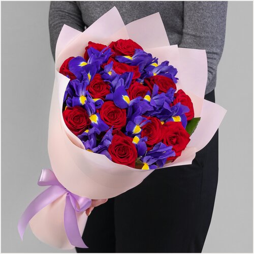 Изображение товара Дуо-букет Мегацвет24 "Красные розы и ирисы", красный/синий, дизайнерская упаковка