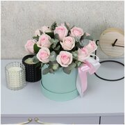 Букет живых цветов из розовых роз "Свит Ревиваль" с эвкалиптом в шляпной коробке, 15 шт.