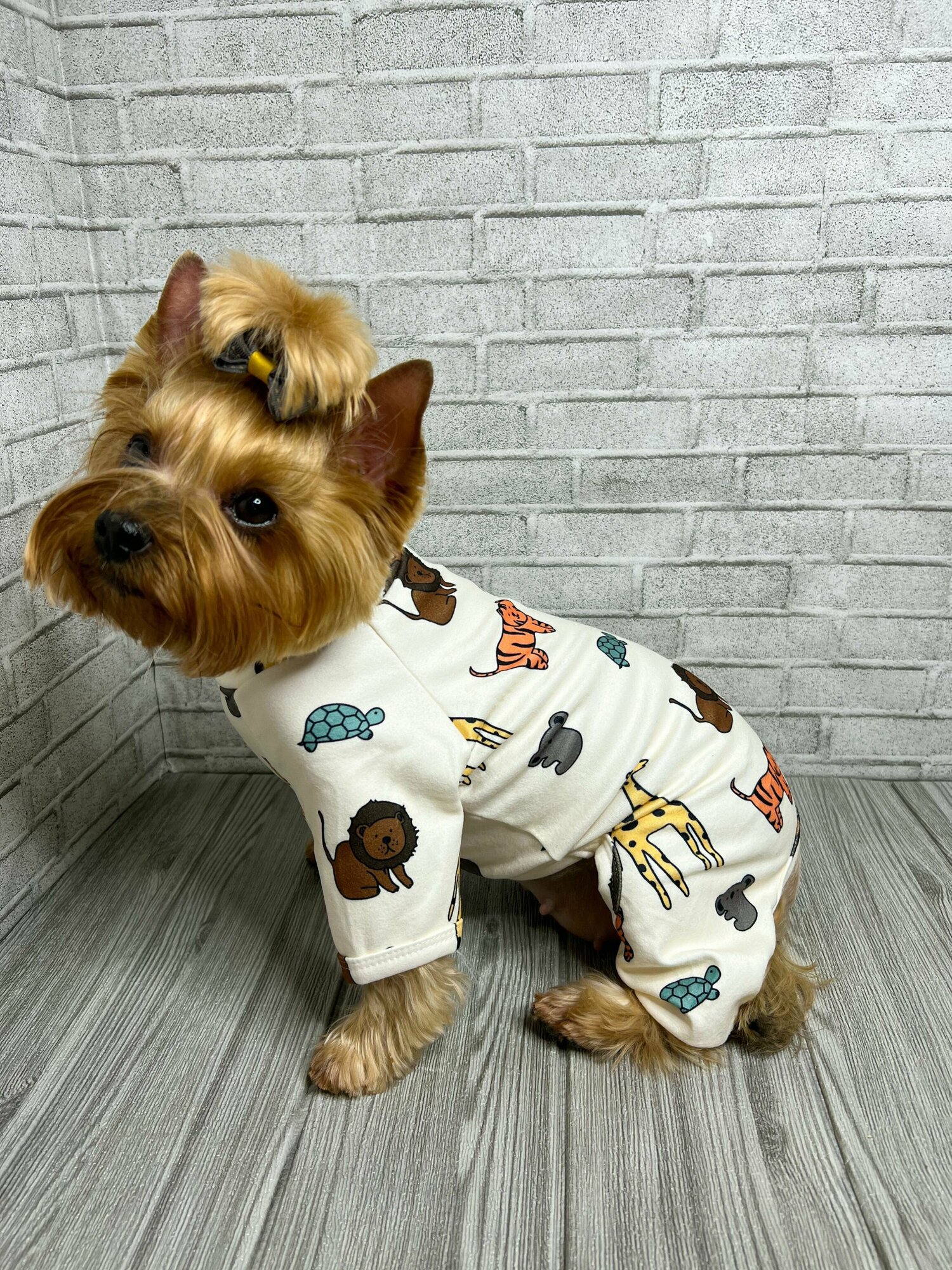 Пижама-костюм для мелких и средних пород собак / Размер M / Молочная - фотография № 2
