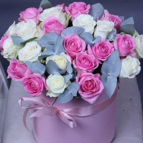 Изображение товара Композиция из 39 белых и розовых роз с эвкалиптом в шляпной коробке.
