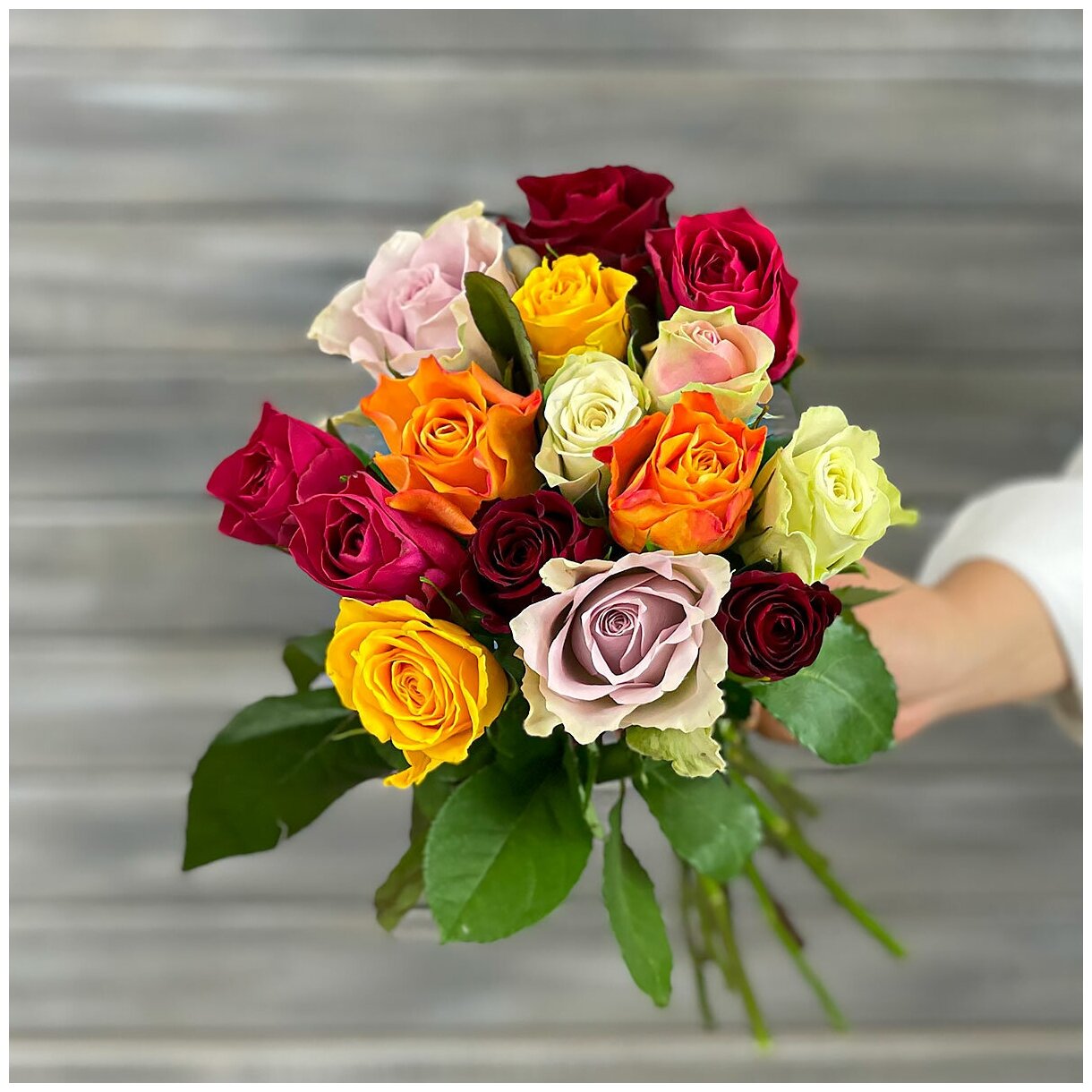 Букет живых цветов из 11 разноцветных роз с лентой 40см микс