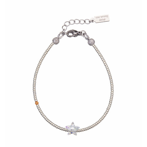 Жесткий браслет one wrong detail кристаллы Swarovski размер 16 см серебристый 2900₽