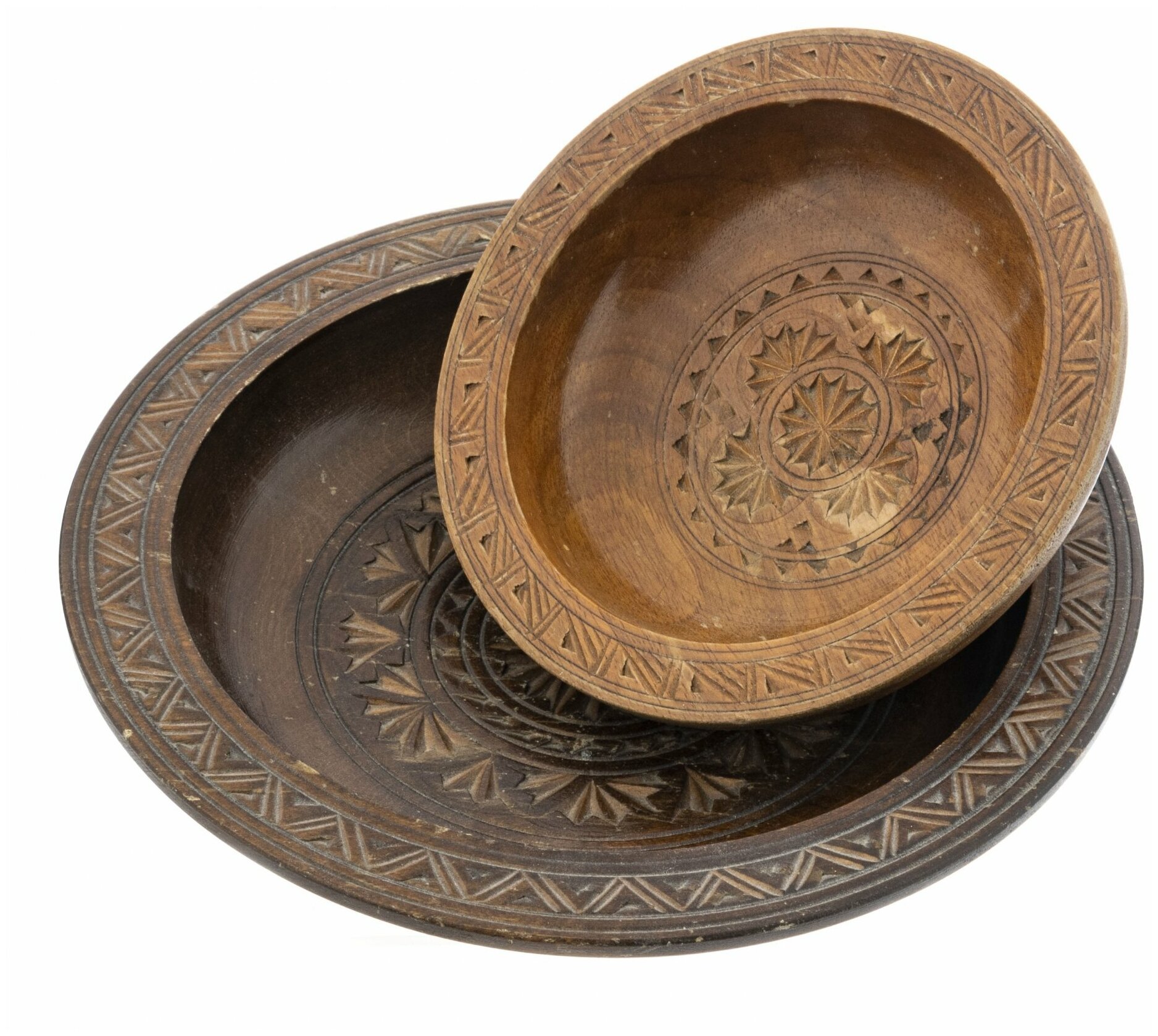 Набор из 2 тарелок, украшенных резным геометрическим декором, дерево, резьба