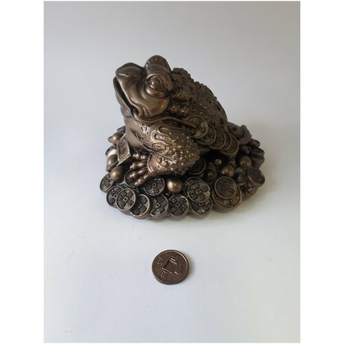 Статуэтка Денежная жаба на монетах. 7,5см. Гипс. Цвет бронза. Трехлапая жаба Фэн-шуй