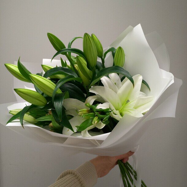 Авторский букет Well Flowers лилии альстромерии круглый высота 50 см букет свежих цветов