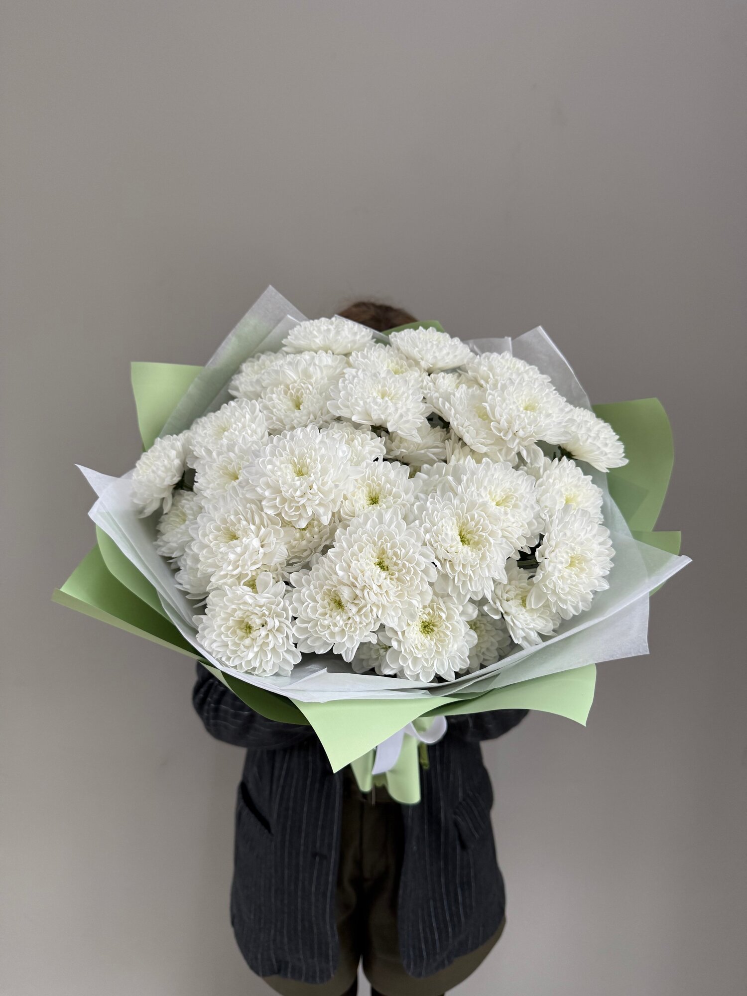 Букет из белых хризантем Алтай в матовой упаковке 9 веток