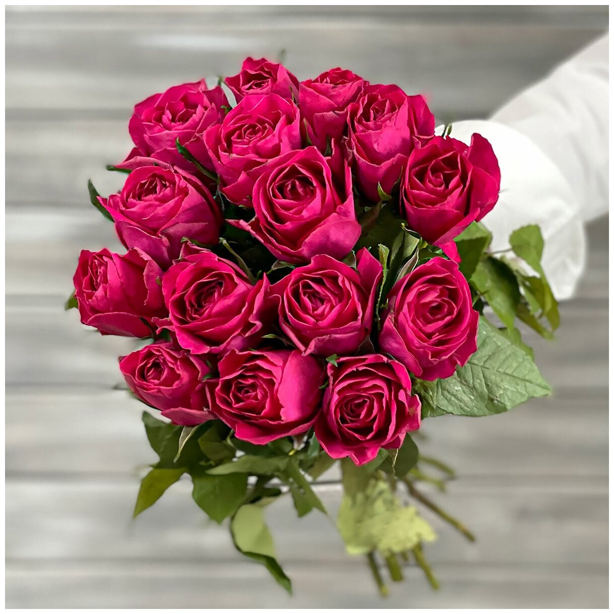 Букет живых цветов из 11 малиновых роз с лентой 40см