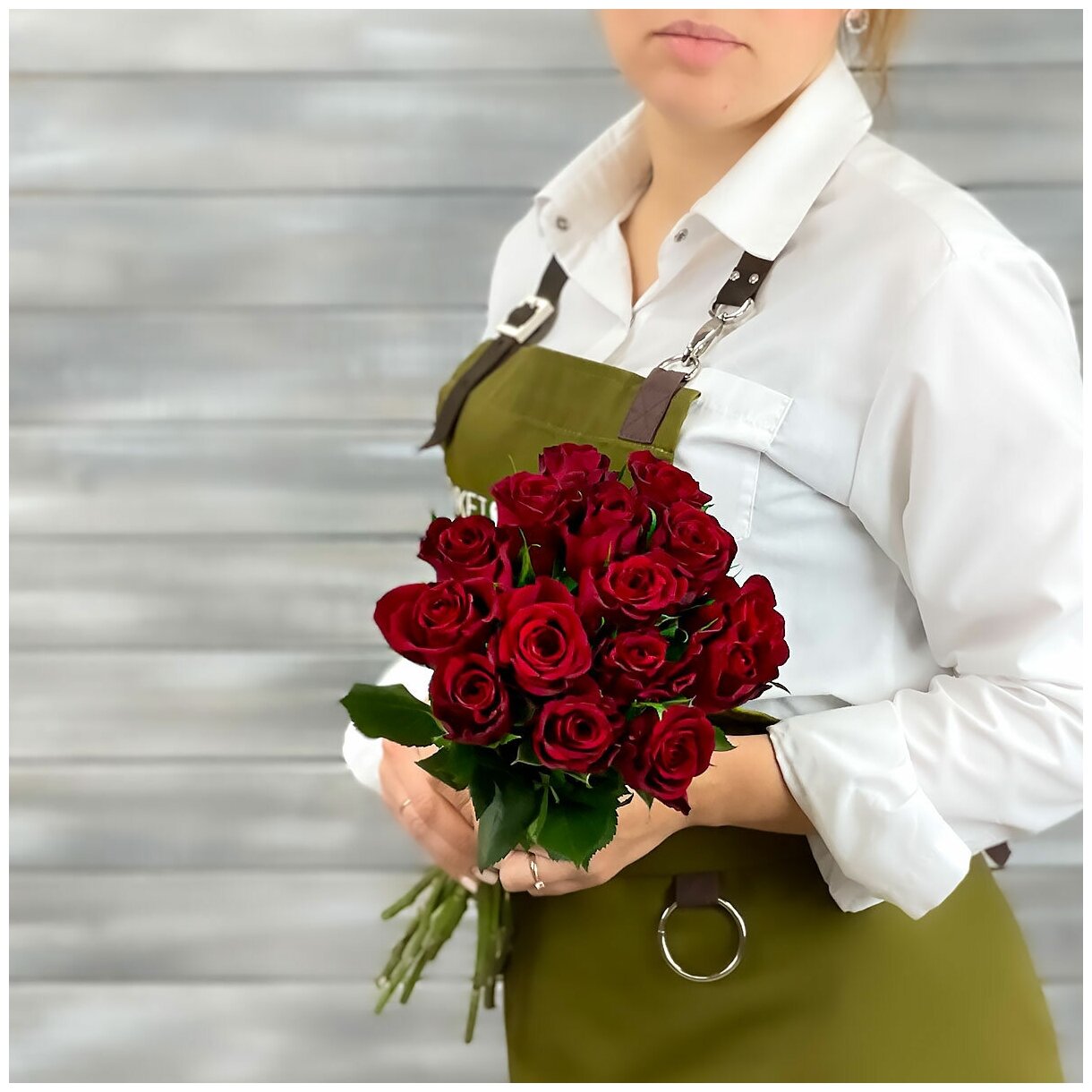 Букет живых цветов из 11 красных роз с лентой 40см