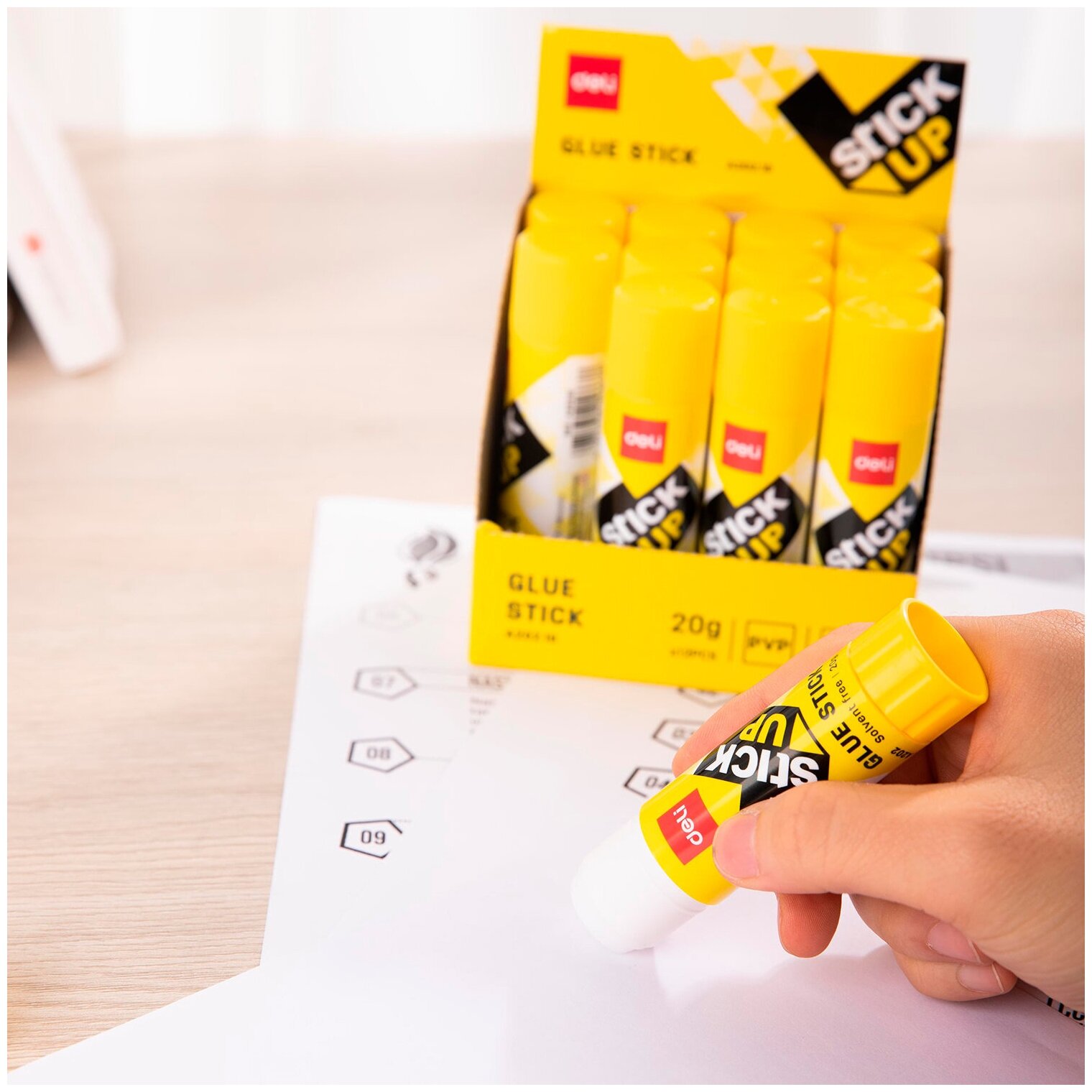 Клей-карандаш Deli Stick UP 20гр корп.желтый прозрачный дисплей картонный усиленный - фото №5