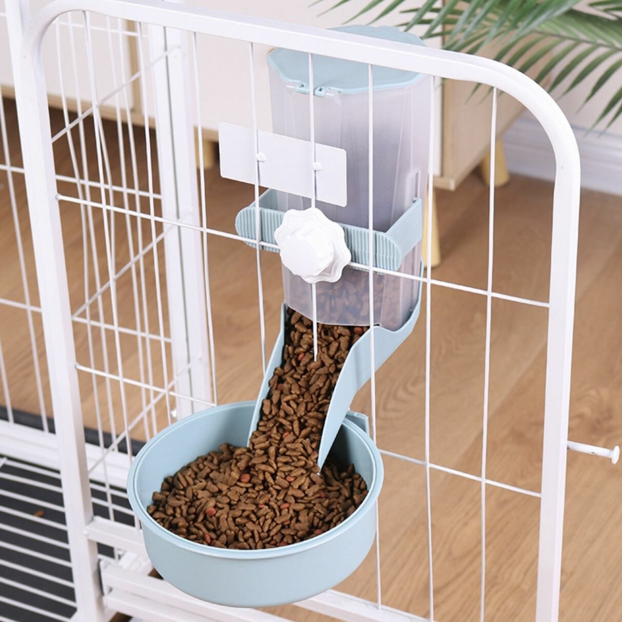 фото Автоматическая подвесная кормушка с дозатором