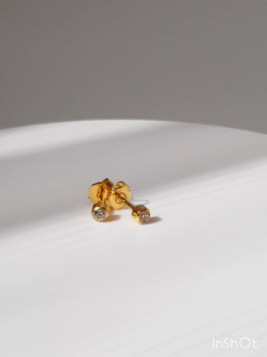 Серьги пусеты NINA Medikal, кристаллы Swarovski, кристалл, хрусталь, размер 4 мм, золотистый — фото 1