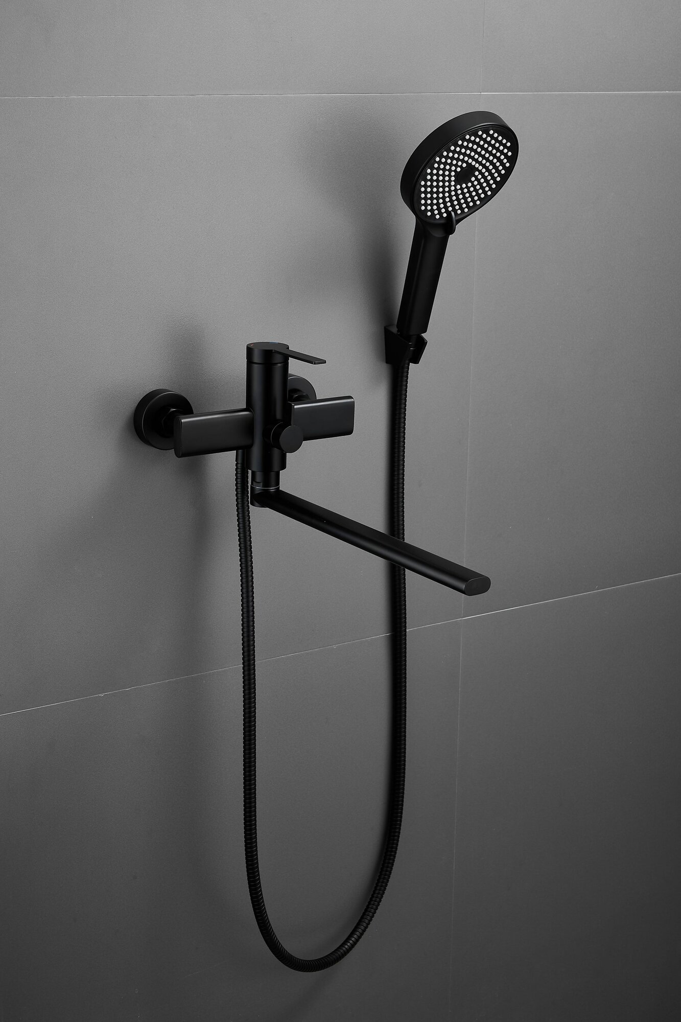 Смеситель для ванны черный однорычажный с длинным изливом и душем нержавеющая сталь BELZ B22813-7