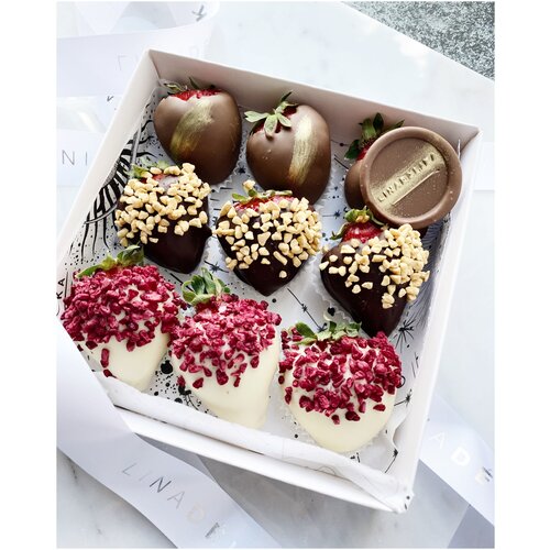 Подарочный набор клубника в шоколаде "Три шоколада" 9-12 ягод Happy Berry