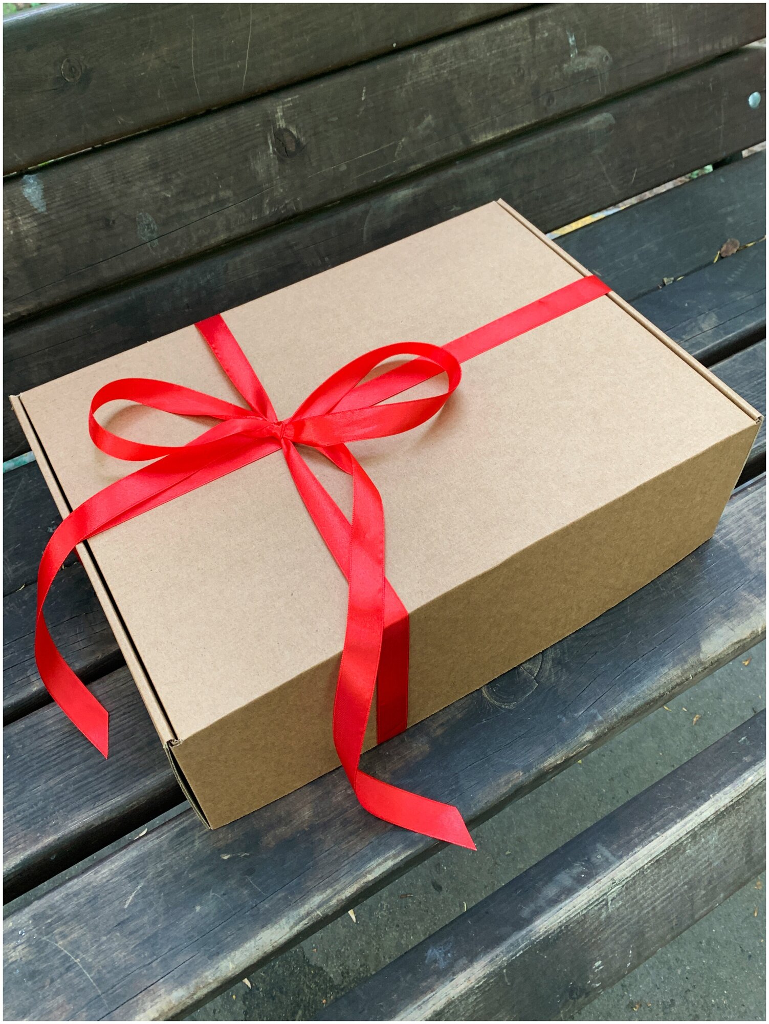 Подарочная коробка с наполнителем крафт и красной лентой (37x26x12 см)