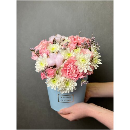 Композиция, цветы в белой коробке MAX с кустовой пионовидной розой, хлопком, диантусом и хризантемой