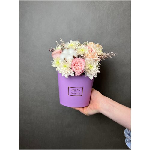 Композиция, цветы в фиолетовой коробке MINI с хризантемой, пионовидной розой, хлопком и диантусом
