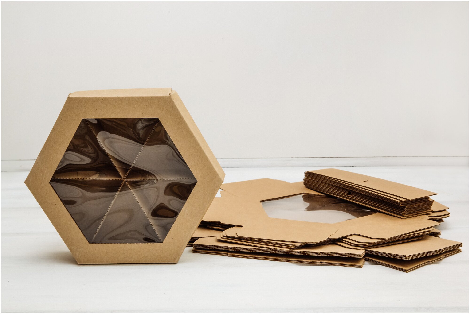 Коробка картонная шестигранная с окошком 22 x 19 x 5.5 см крафт 5 шт в упаковке