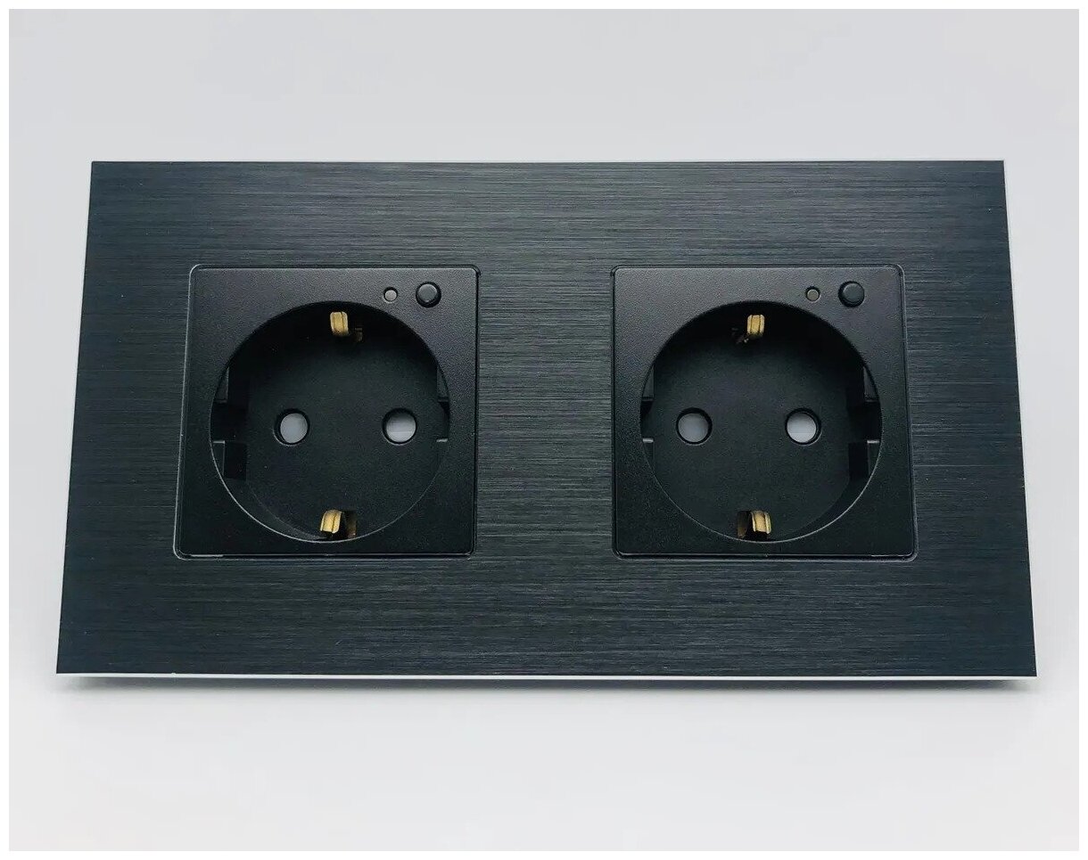 фото Умная двойная встраиваемая розетка для Алисы на 16А металлическая черного цвета