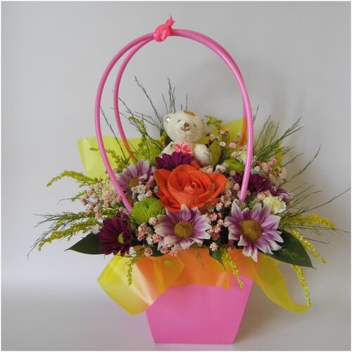 Композиция из розы, хризантемы, гипсофилы и солидаго Цветы в сумочке с игрушкой 5