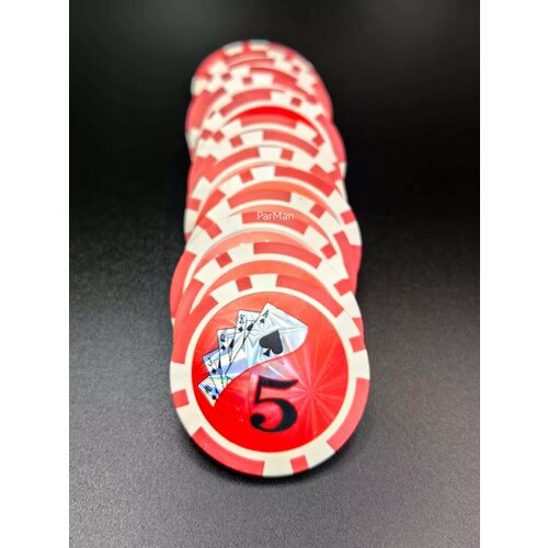 Красные фишки для покера с номиналом 5