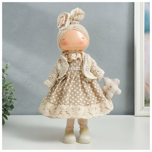 Кукла интерьерная Малышка в бежевом платье в горох, с цветочком 39х12,5х17 см