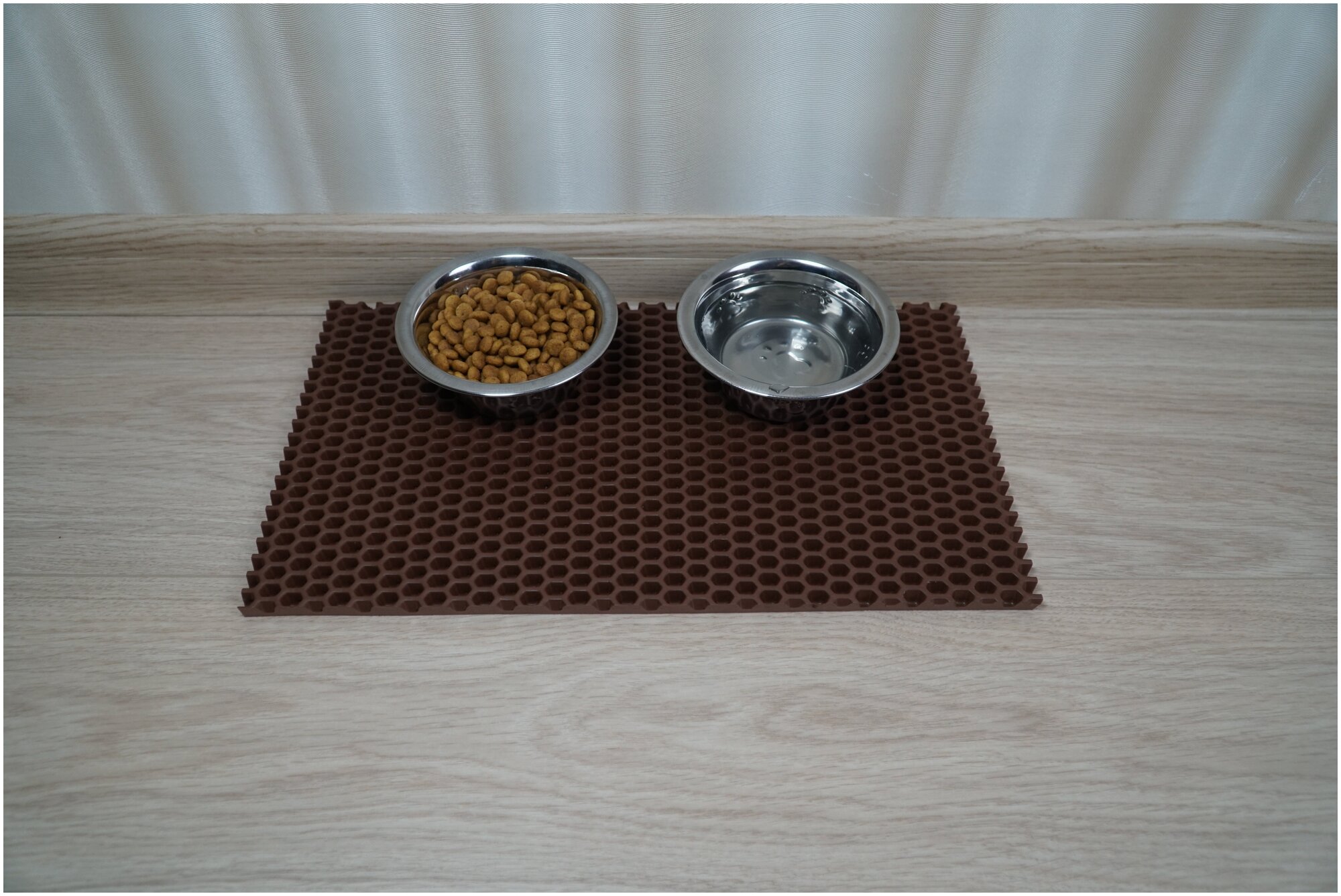 Коврик под миску 20*35 см для кошек и собак (цвет коричневый, ячейка сота) - фотография № 1