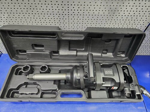 Изображение товара Пневмогайковерт ударный 1" грузовой, 3600Нм, в кейсе с головками 32 и 33 мм NORDBERG