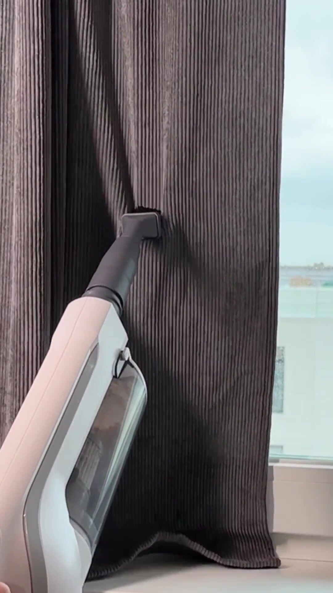 Пылесос для дома Futula Vacuum Cleaner V4, белый проводной, вертикальный, с Hepa фильтром — фото 1