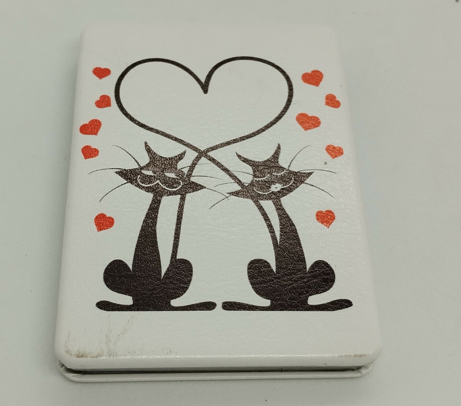 Зеркало кожаное, прямоугольное "Две чёрные кошки с сердечками ", двустороннее — фото 1