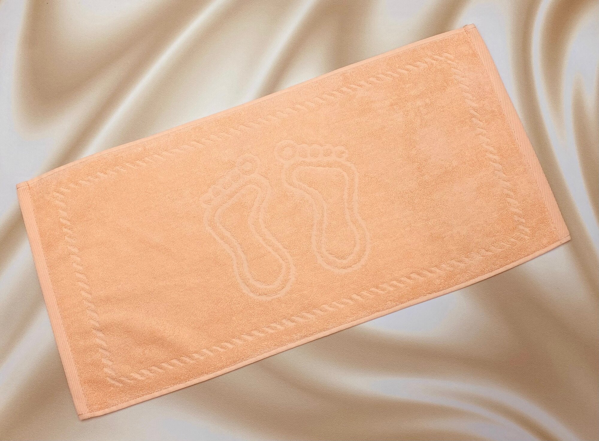 Махровое полотенце для ног, коврик для ног в ванную "Ножки" 30х60 см Светлый абрикос Бледно-розовое