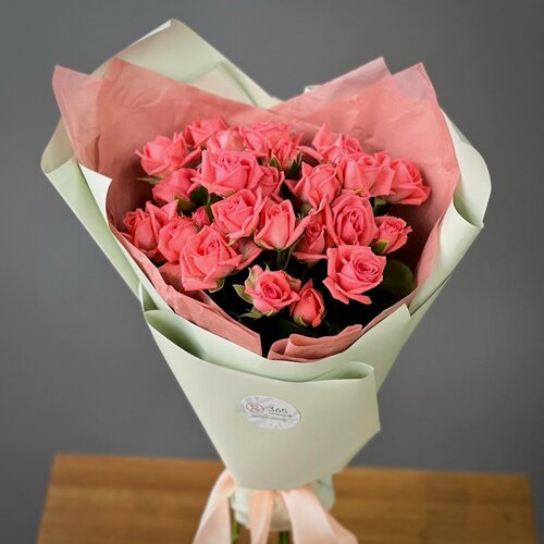 Изображение товара Букет из 9 кустовых коралловых роз в стильной упаковке. «365 Поводов» - живые цветы с доставкой