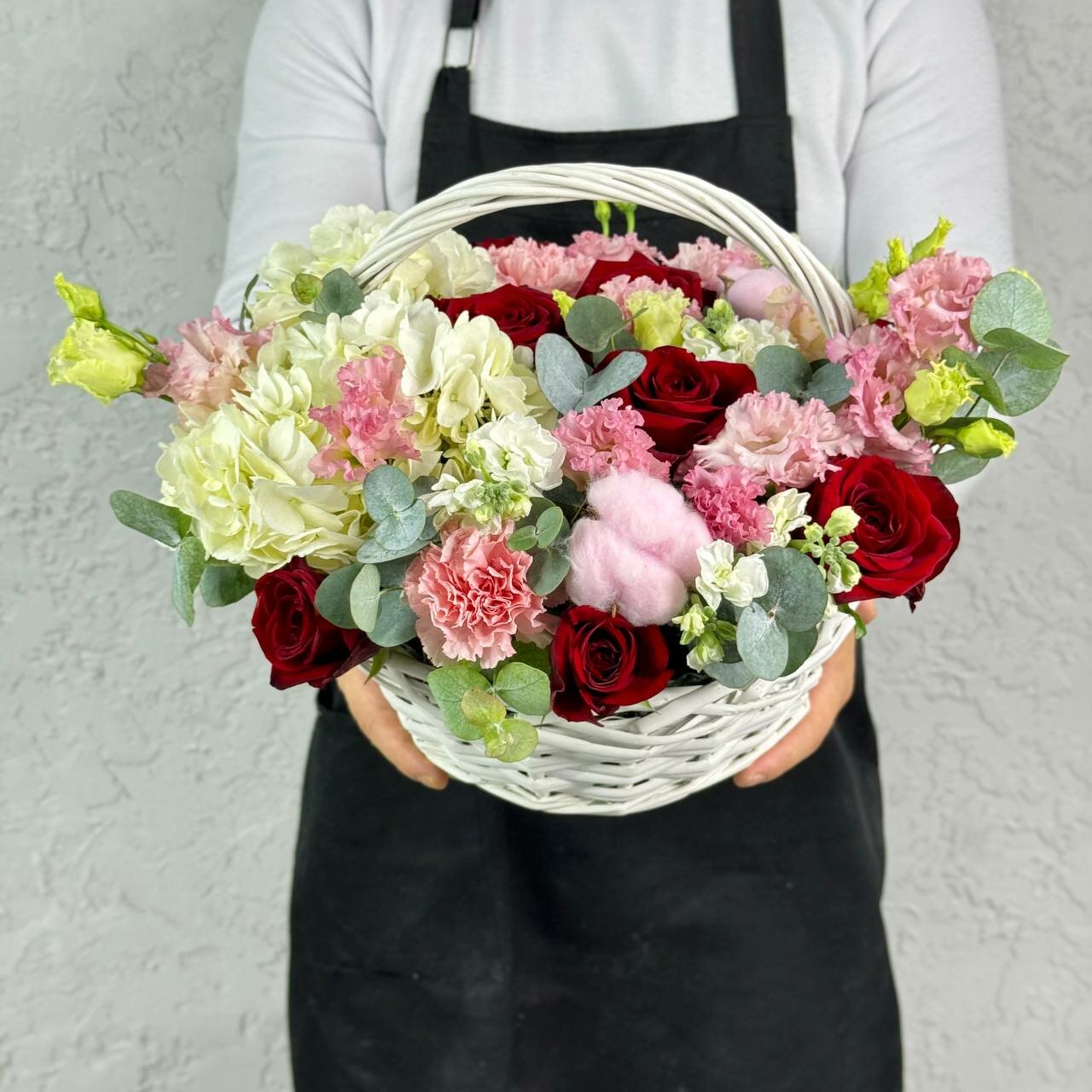 Корзина с цветами Rybe-Flowers M красная роза гвоздика гортензия эустома и маттиола