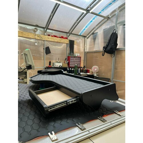 Стол-полка с подстаканником на торпеду для грузового автомобиля VOLVO FHFM -до 2002 Черная экокожа Черные соты 8000₽