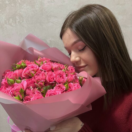 Изображение товара Живые цветы яркий букет кустовых роз в упаковке 21 шт. розовый "Илиана"