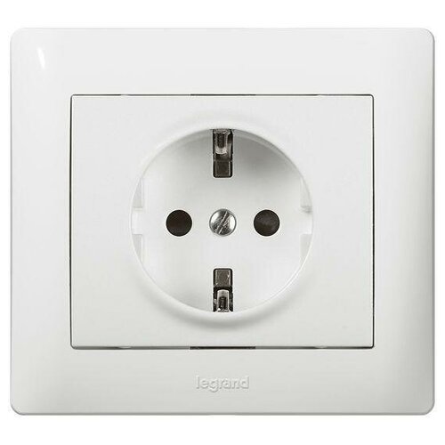 Legrand Galea Life, 771062, 16А, Белый розетка 1 м сп valena life 16а ip20 250в 2p e защ шторки безвинтов клеммы с лицев панелью механизм бел leg 753420