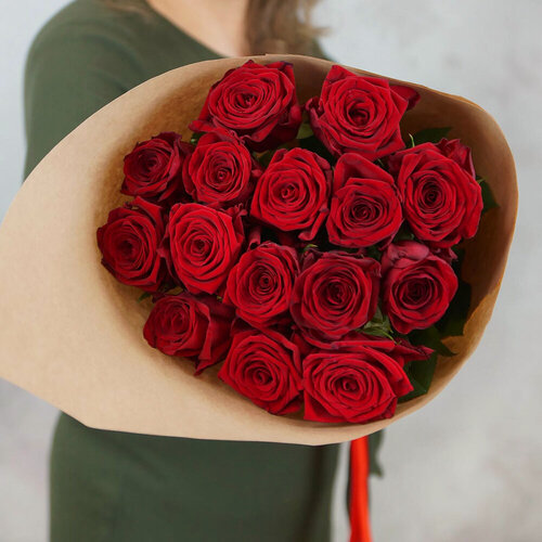 Изображение товара Монобукет "Букет Маркет", 15 роз, высота 60 см, упаковка крафт-бумага