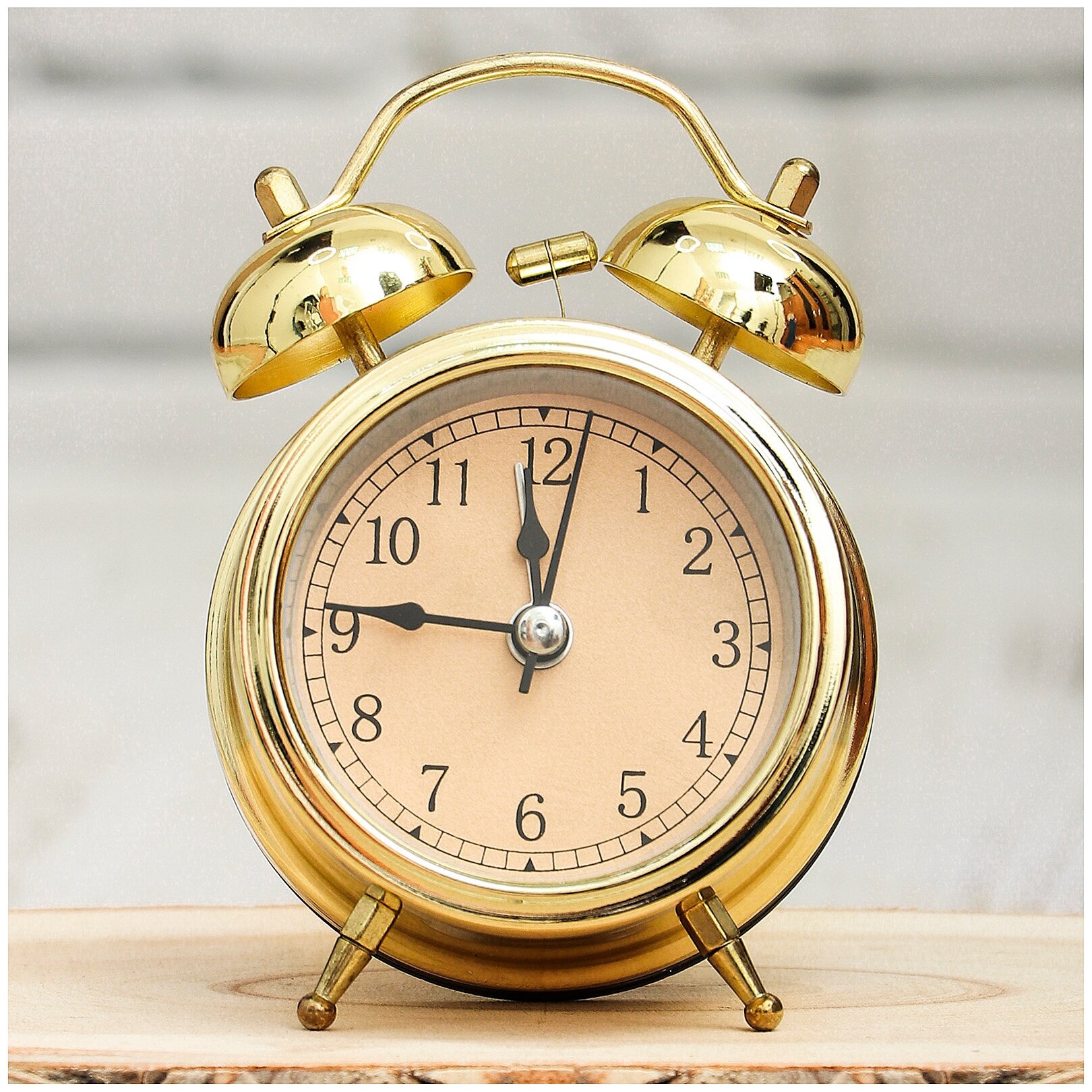 Часы будильник настольные D-7 см золотой цвет Эврика / подарок мужчине, женщине, ребенку, мальчику, сыну, девочке, дочке