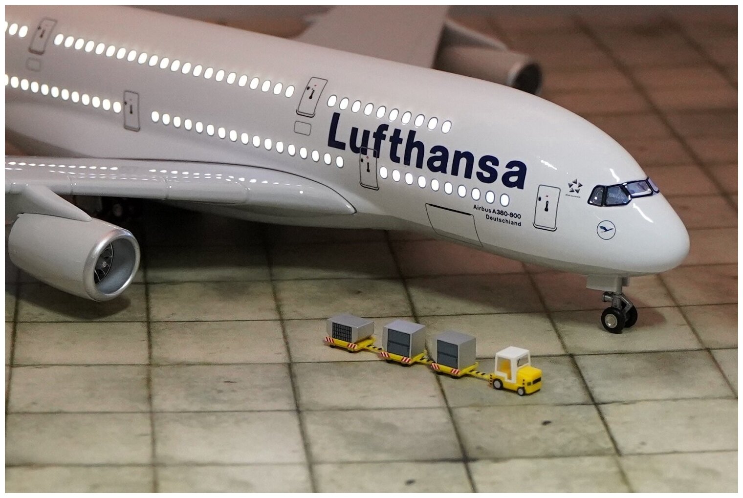 Большая модель самолета Аэробус А380 авиакомпании lufthansa, с освещением салона. Длина 46 см.