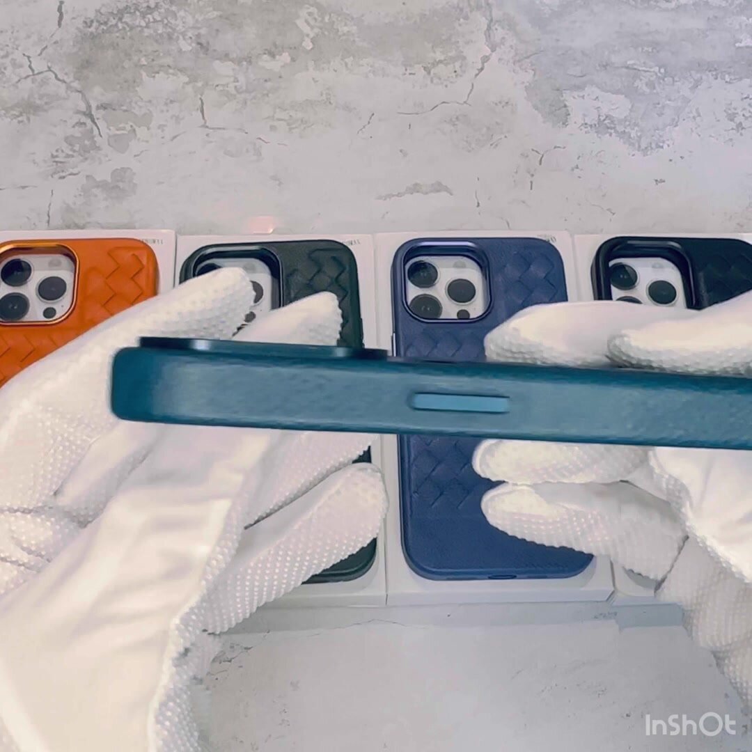 Премиум чехол для iPhone 14 Pro Max - кожаный с полной защитой экрана и камеры (фиолетовый) — фото 1