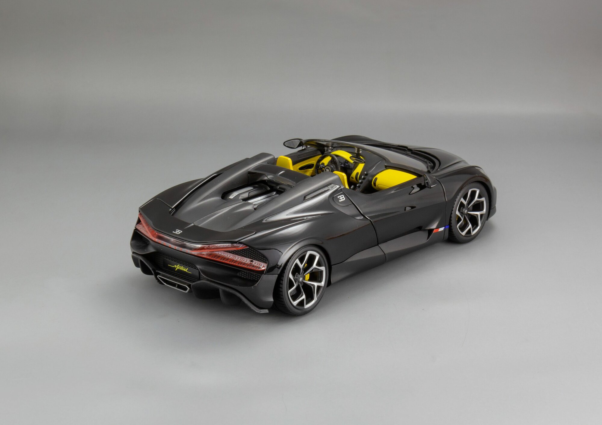 1:18 Bugatti W16 Mistral - 2023, Коллекционная масштабная модель от Bburago — фото 1