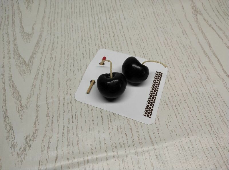 Свеча "Вишенка на торте", ручная работа, пчелиный воск, в подсвечнике, 18 г — фото 1