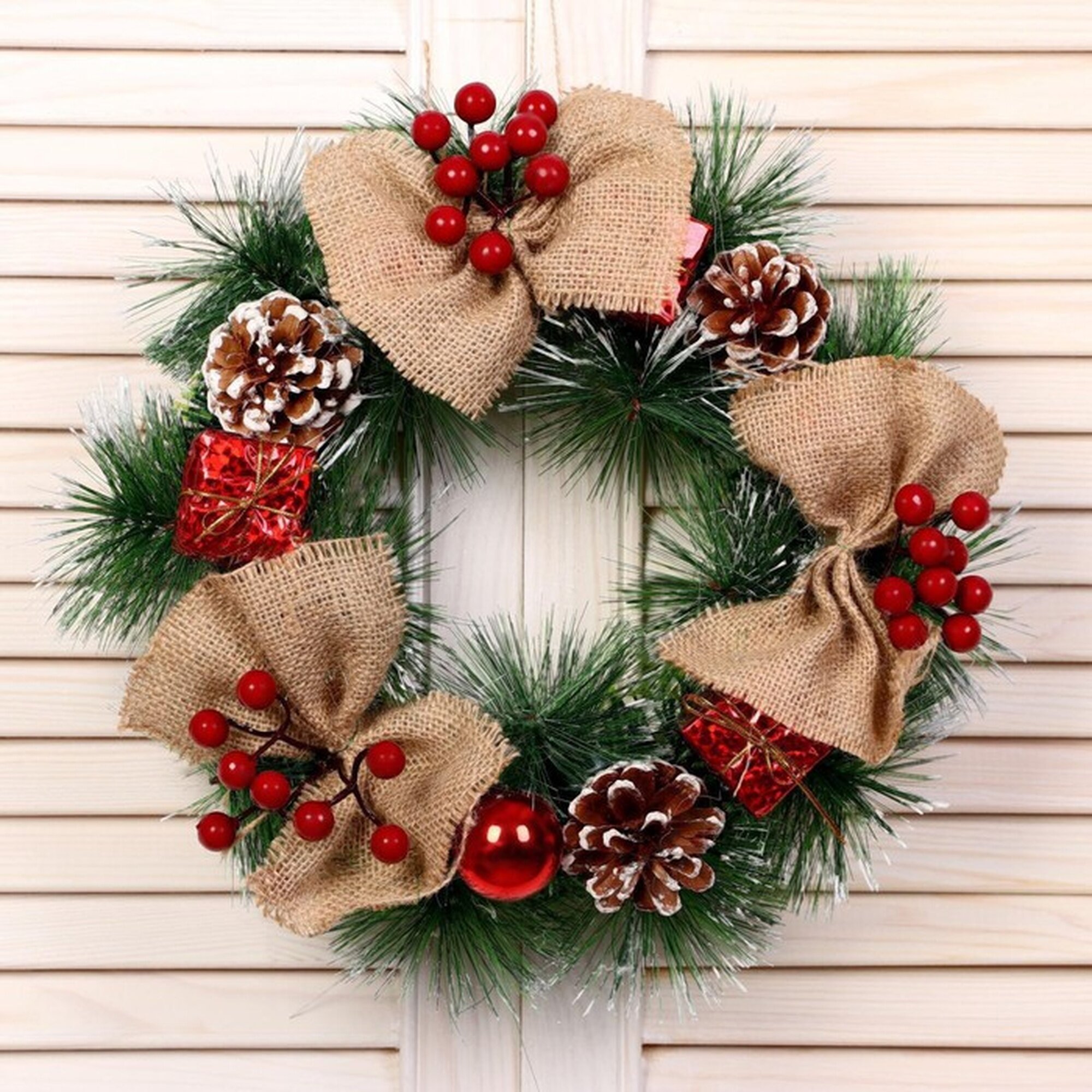 Венок новогодний «Зимнее волшебство» d=30 см с бежевыми бантами