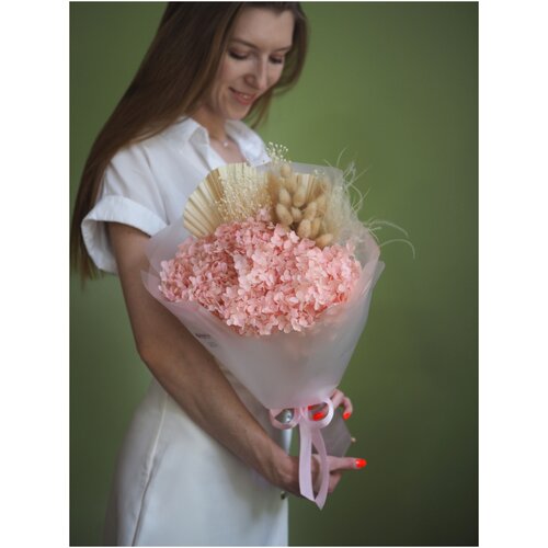 Букет сухоцветов с гортензией в розовой гамме