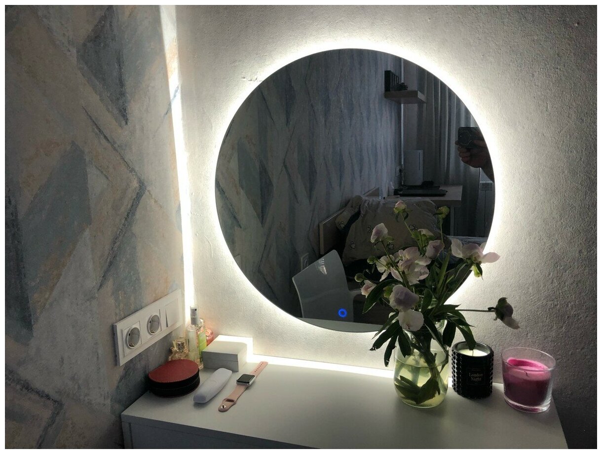 Зеркало для ванной круглое с LED подсветкой 6000 К (холодный свет) размер 70 на 70 см. - фотография № 5