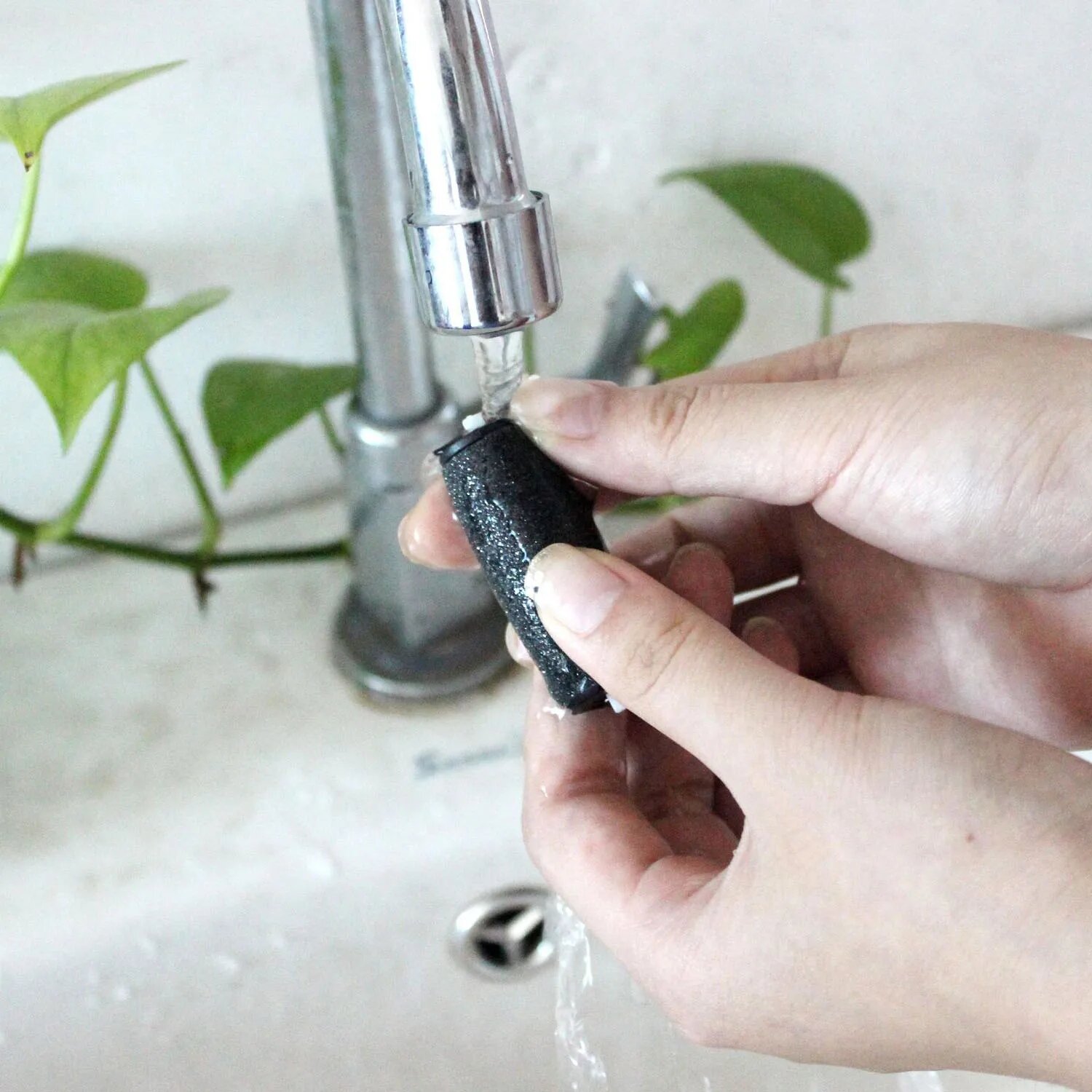 Результаты использования машинки для педикюра: гладкая пяточка женщины с остатками крема на фоне