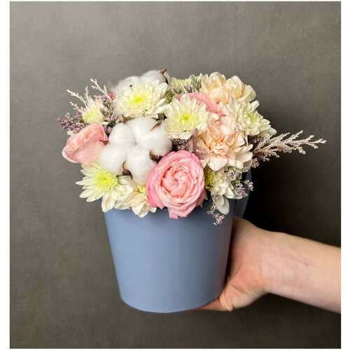 Композиция, цветы в голубой коробке MINI с хризантемой, пионовидной розой, хлопком и диантусом
