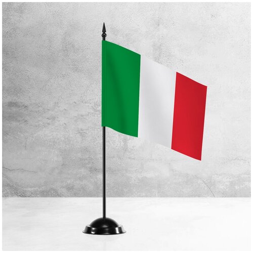 Настольный флаг Италии на пластиковой черной подставке настольный флаг италии на пластиковой черной подставке