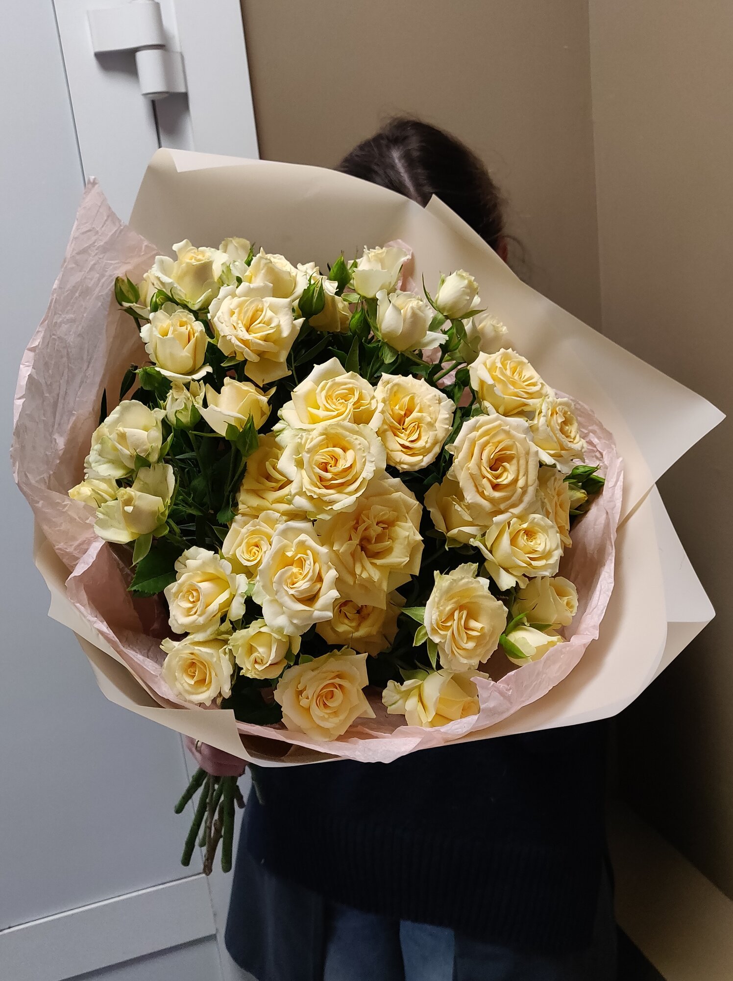 Шикарный букет кустовых кремовых роз (7 шт).